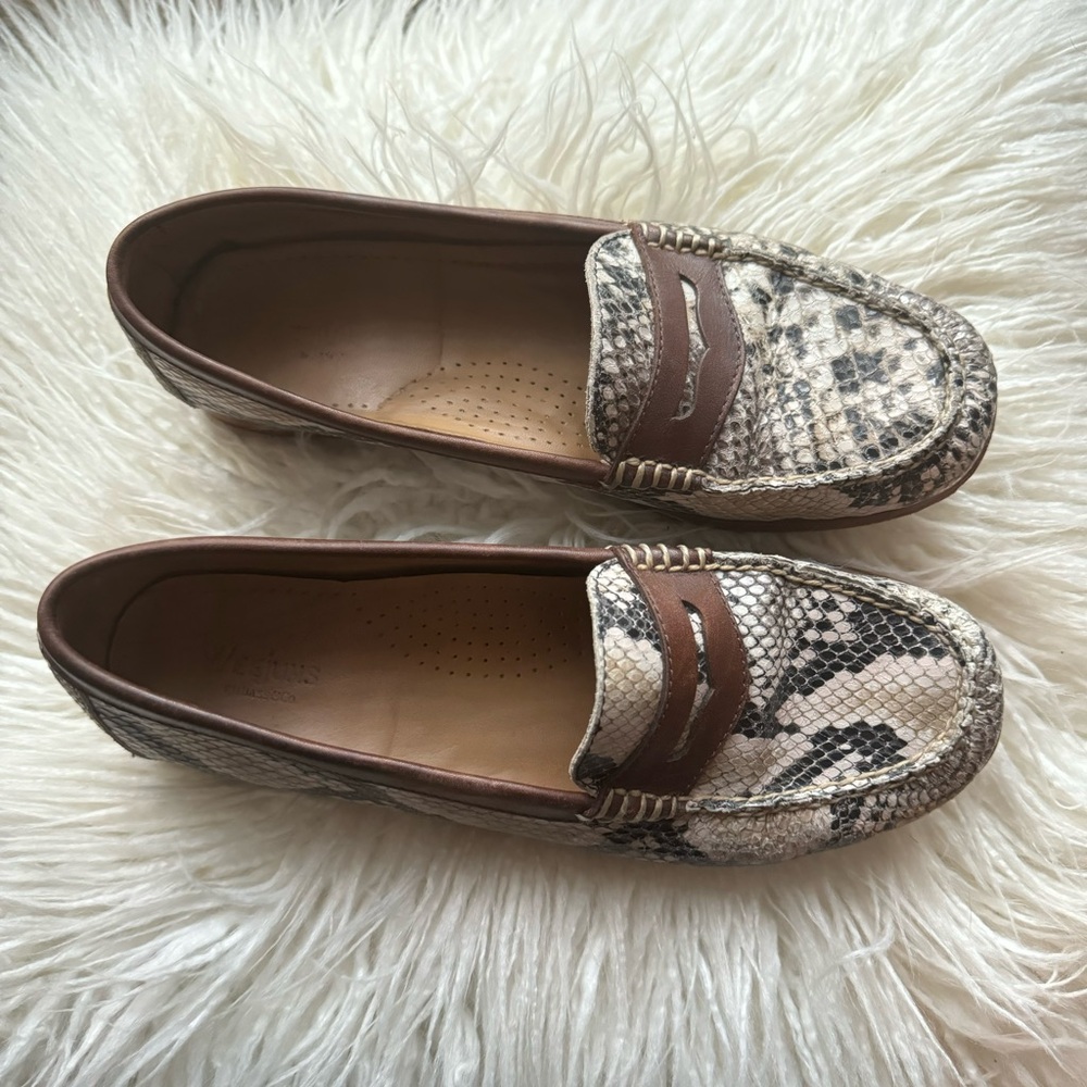 Vintage Weejuns G.H Bass & Co Handcrafted Genuine Leather Snake Print Loafers